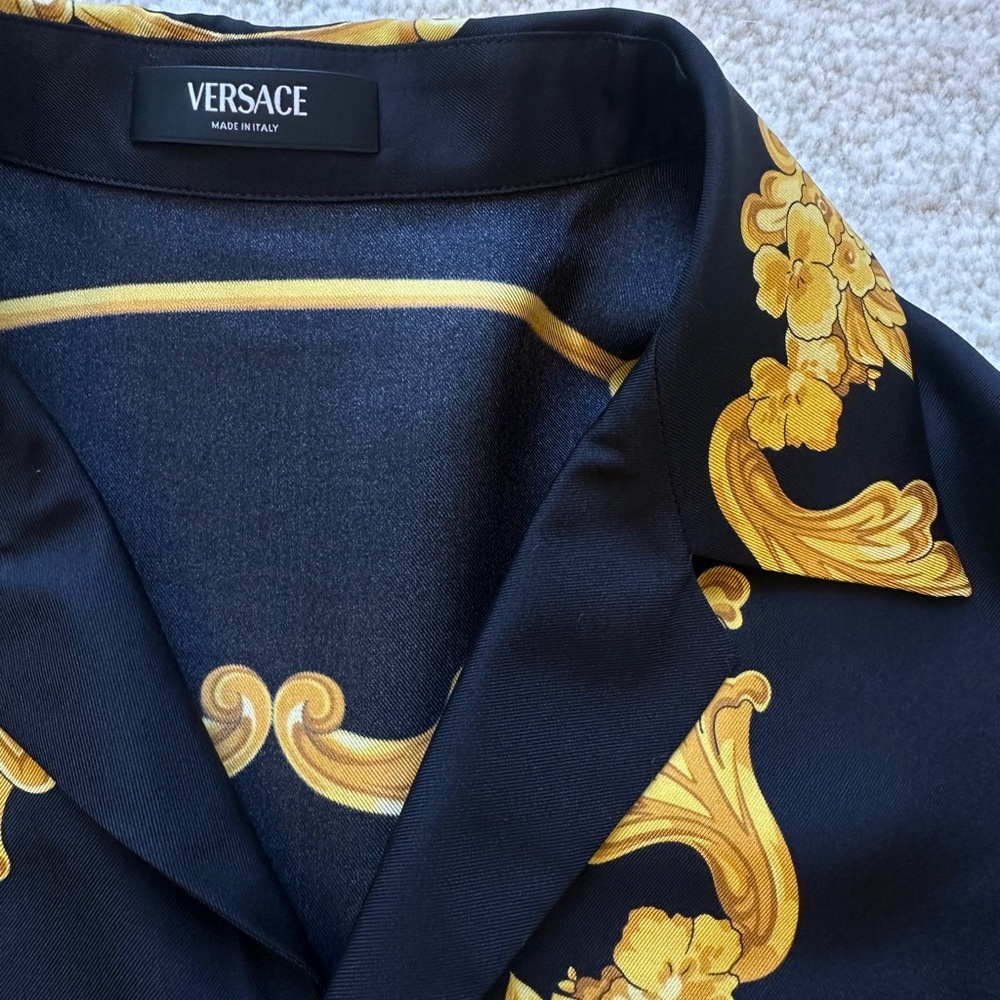 Versace CAMEO SILK SHIRT
$1,595